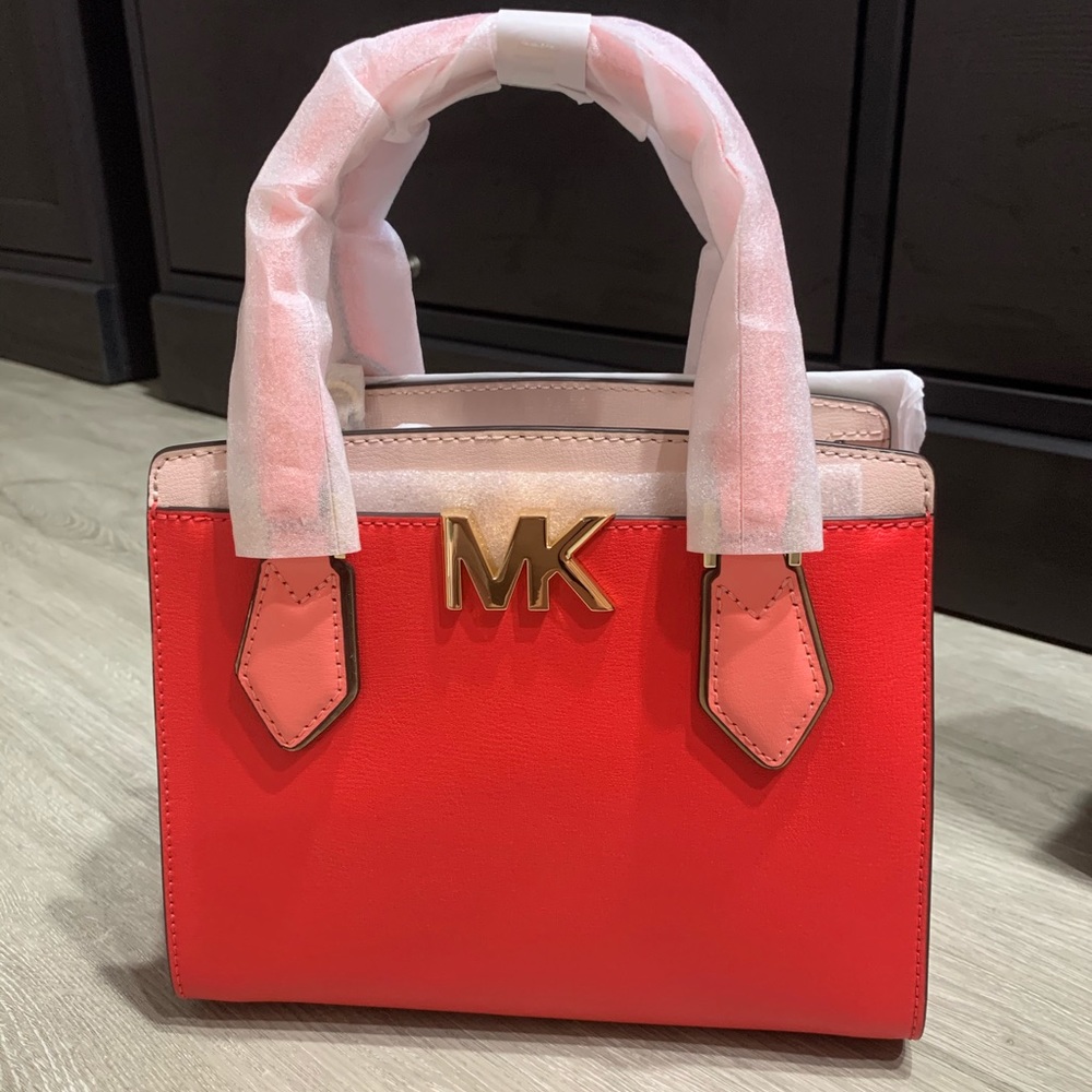 NWT MICHAEL KORS MOTT CORAL RF LTH MED MESSENGER